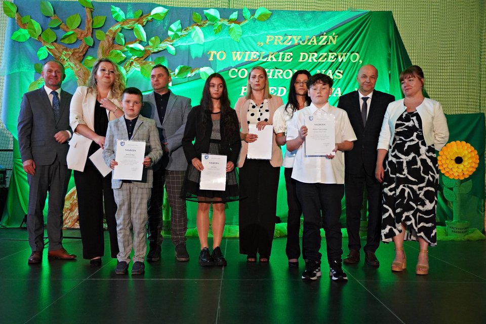 Uczniowie wraz z&nbsp;opiekunami podczas IX Gali Profilaktyczno-Edukacyjnej Gminy Gorlice