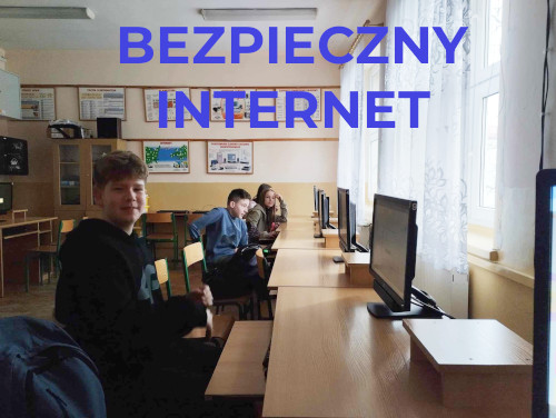 Uczniowie klasy szóstej siedzą przy kmputerach w pracowni komputerowej i rozwiązują quizy na temat bezpieczeństwa w sieci internet.