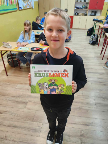 Uczeń z&nbsp;dyplomem w&nbsp;sali lekcyjnej