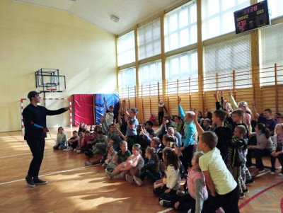 Uczniowie podczas prelekcji poczuj chemię do fizyki
