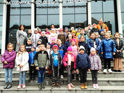 Uczniowie przed budynkiem Teatru im. Ludwika Solskiego