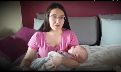 Mama z małą Wiktorią na rękach.