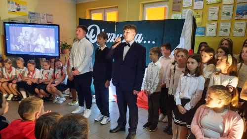 Uczniowie podczas uroczystej akademii z&nbsp;okazji Święta Odzyskania Niepodległości przez Polskę