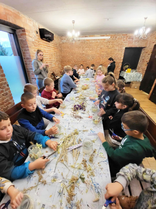 Uczniowie przy stole podczas warsztatów z&nbsp;rękodzieła