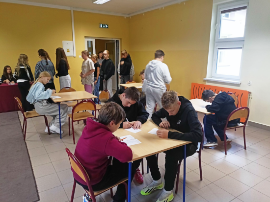 Uczniowie głosują podczas wyborów do Samorządu Uczniowskiego 2026/2027 w klasowej sali.